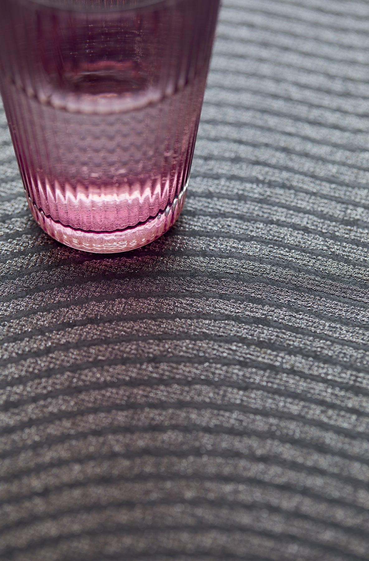 Eijffinger 395854 Curves Black Glittering Waves Wallpaper