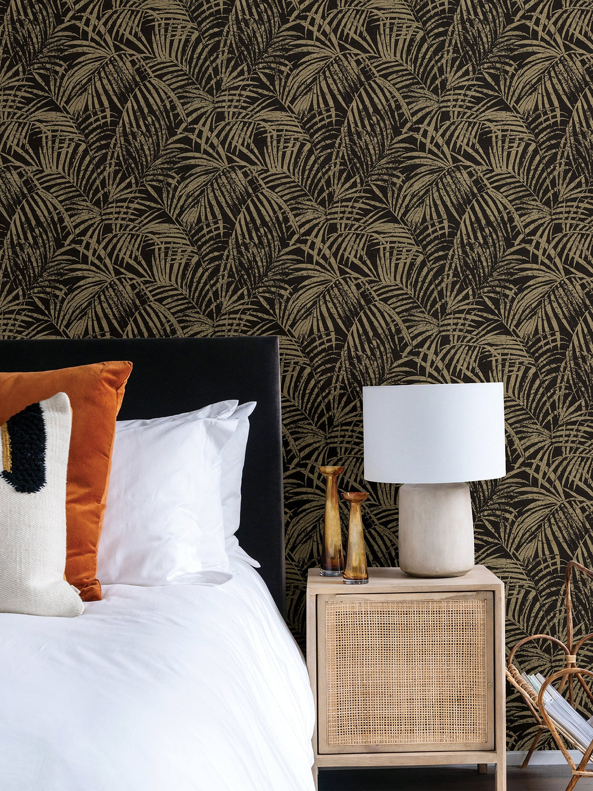 Advantage 4035-832143 Yumi Black Palm Leaf Wallpaper
