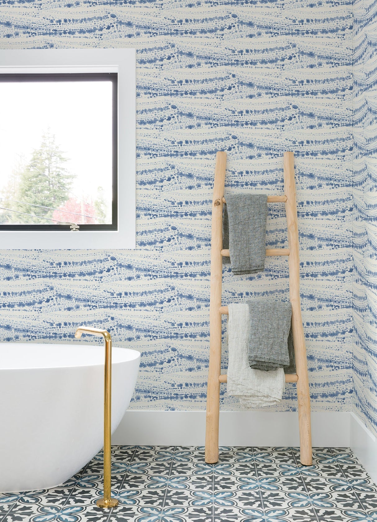 Chesapeake 4071-71046 Rannell Navy Abstract Scallop Wallpaper