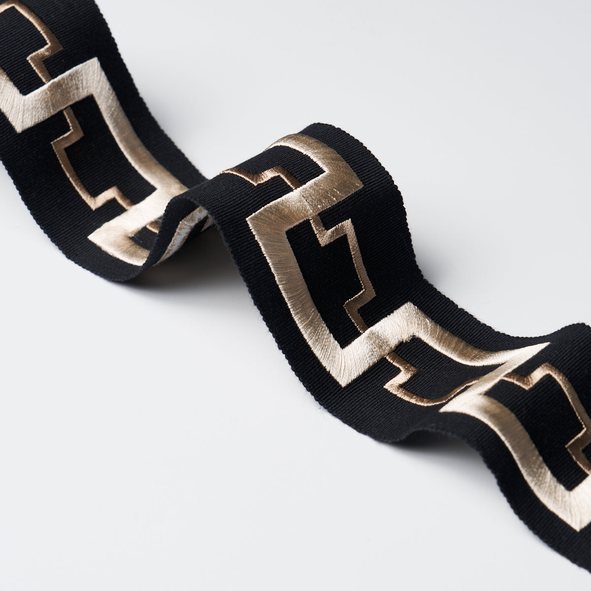 Schumacher 74355 TURRET TAPE in ONYX Trim - PERENNIAL FAVORI