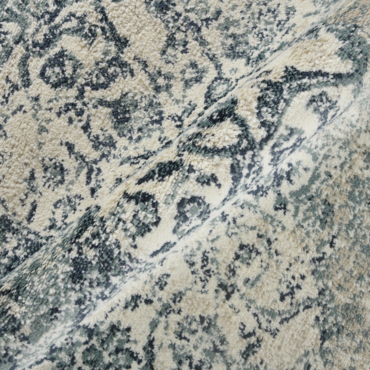 Amer Rugs ALU-6 Allure Classic Medallion /Blue Area Rug