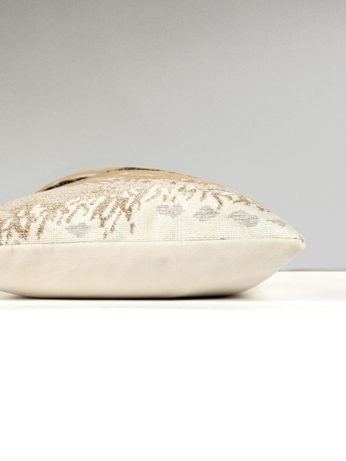 Scalamandre AL 0001MBDKBOHE ANTELOPE / VELVET PILLOW - Pillo