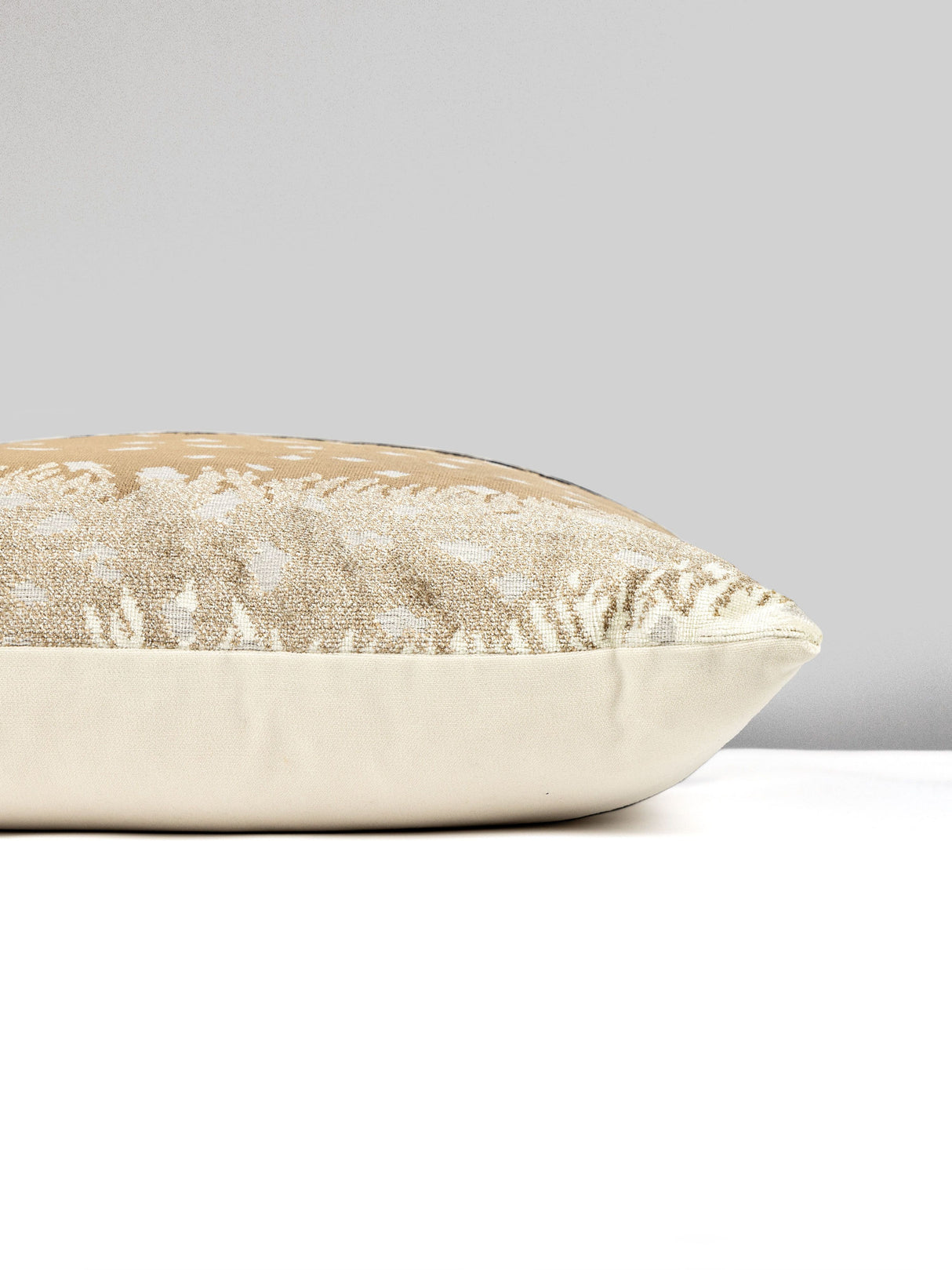 Scalamandre AL 0001TDDKBOHE ANTELOPE / VELVET PILLOW - Pillo