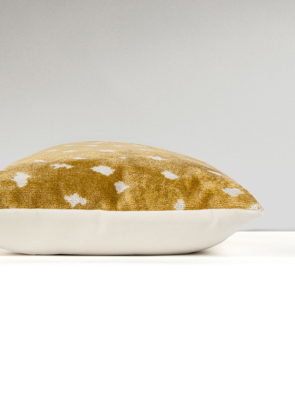 Scalamandre AL 0002MBDKBOHE ANTELOPE / VELVET PILLOW - Pillo