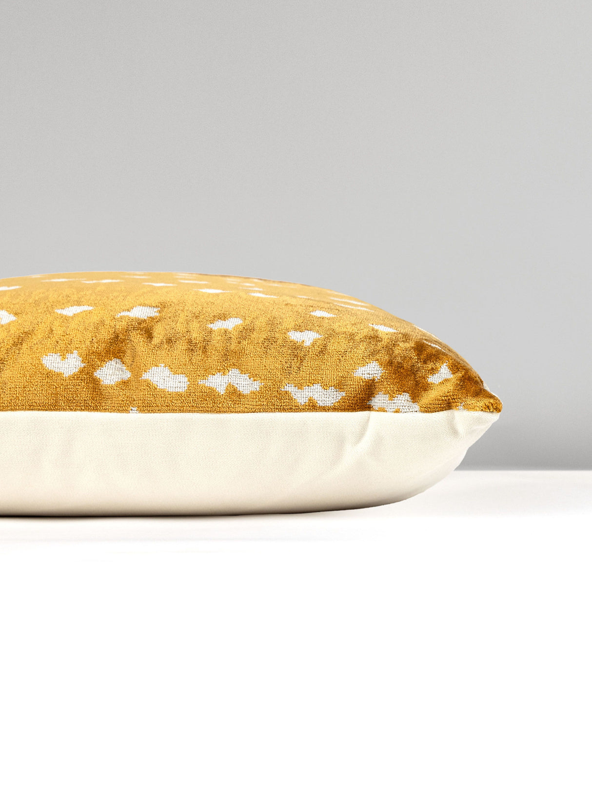 Scalamandre AL 0002TDDKBOHE ANTELOPE / VELVET PILLOW - Pillo