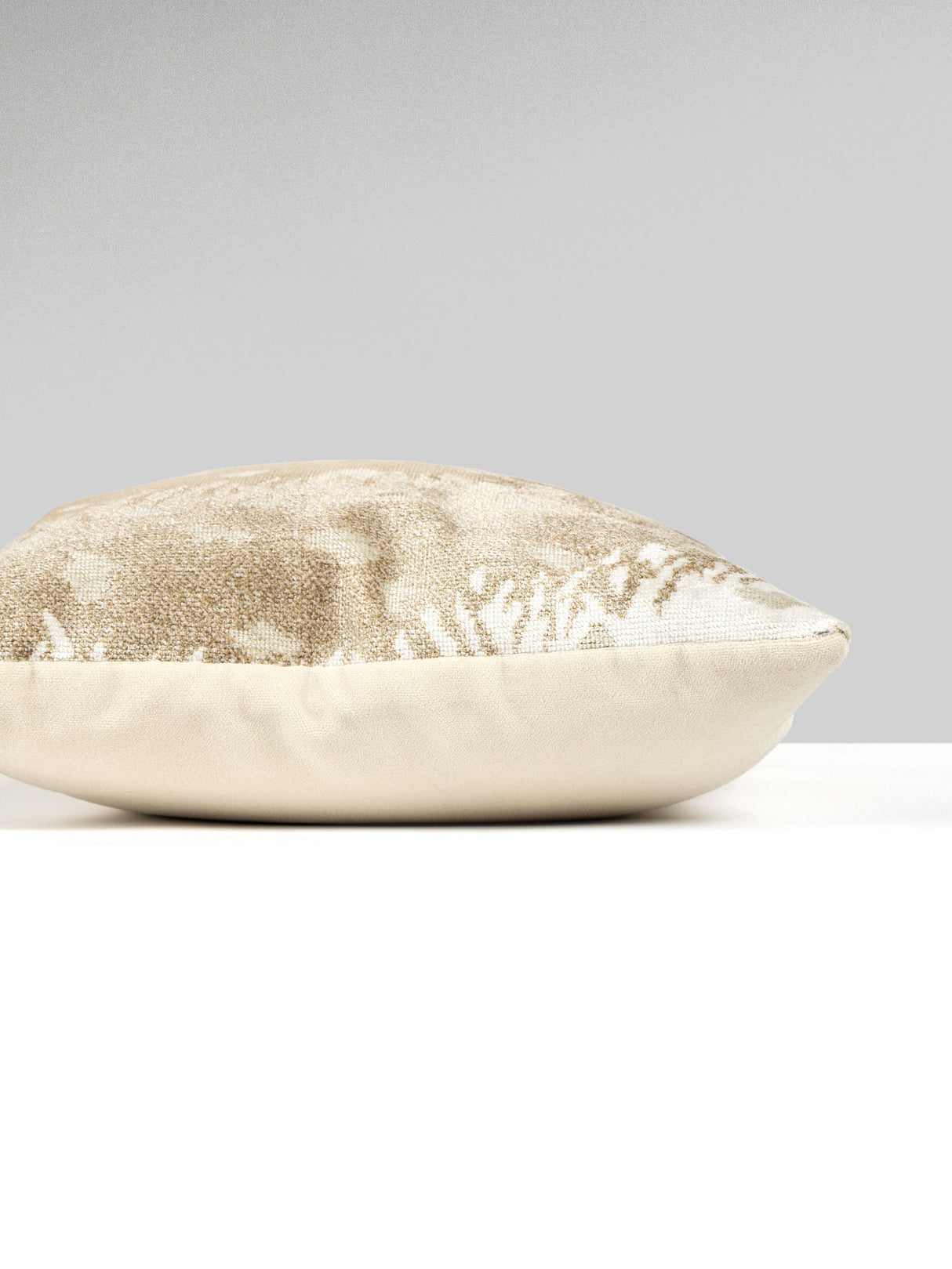 Scalamandre AL 0003MBDKBOHE ANTELOPE / VELVET PILLOW - Pillo