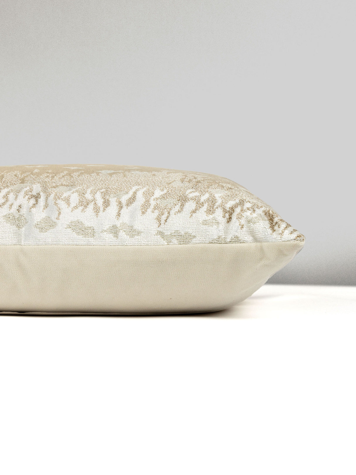 Scalamandre AL 0003TDDKBOHE ANTELOPE / VELVET PILLOW - Pillo