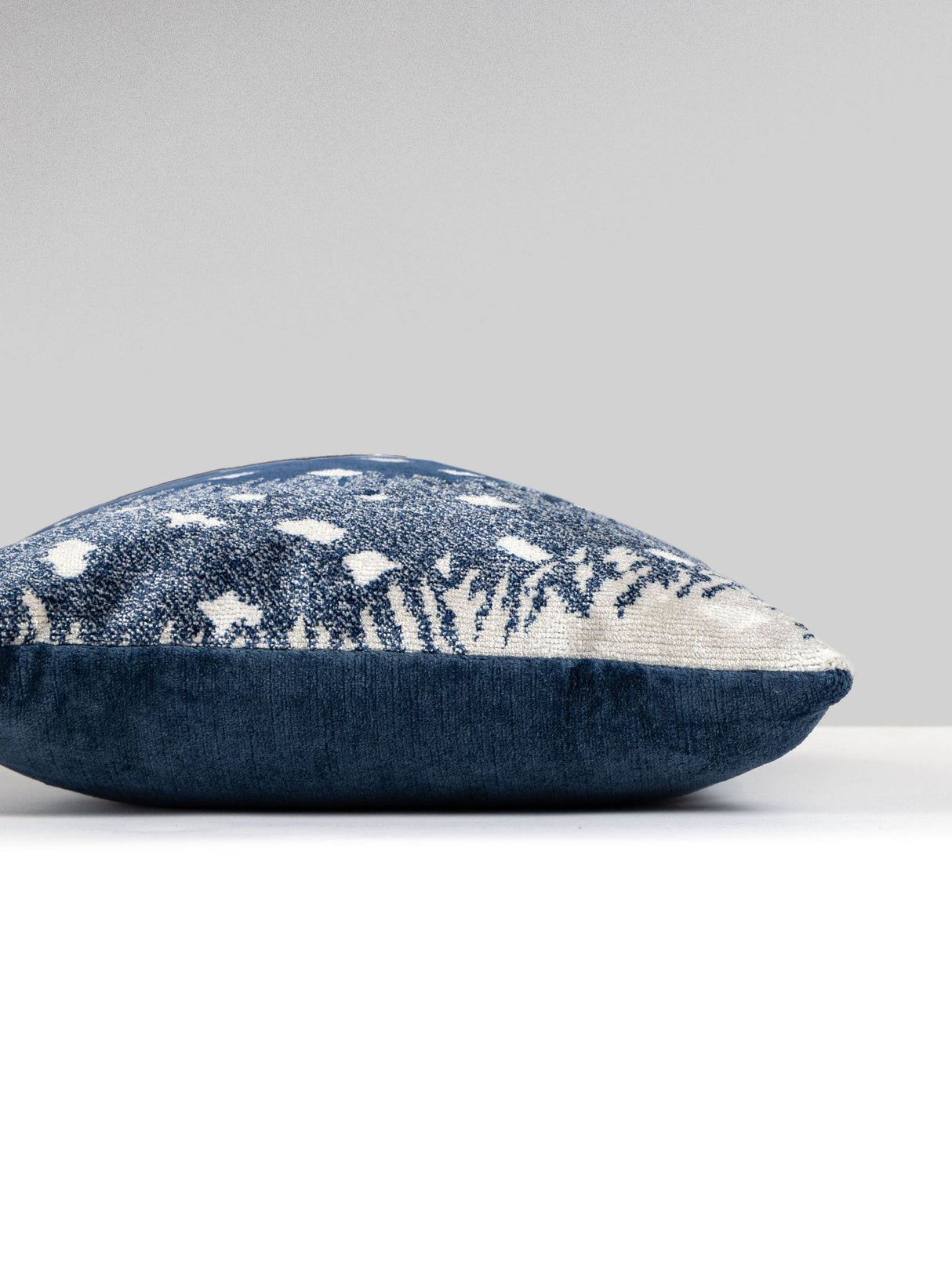 Scalamandre AL 0004MBDKBOHE ANTELOPE / VELVET PILLOW - Pillo