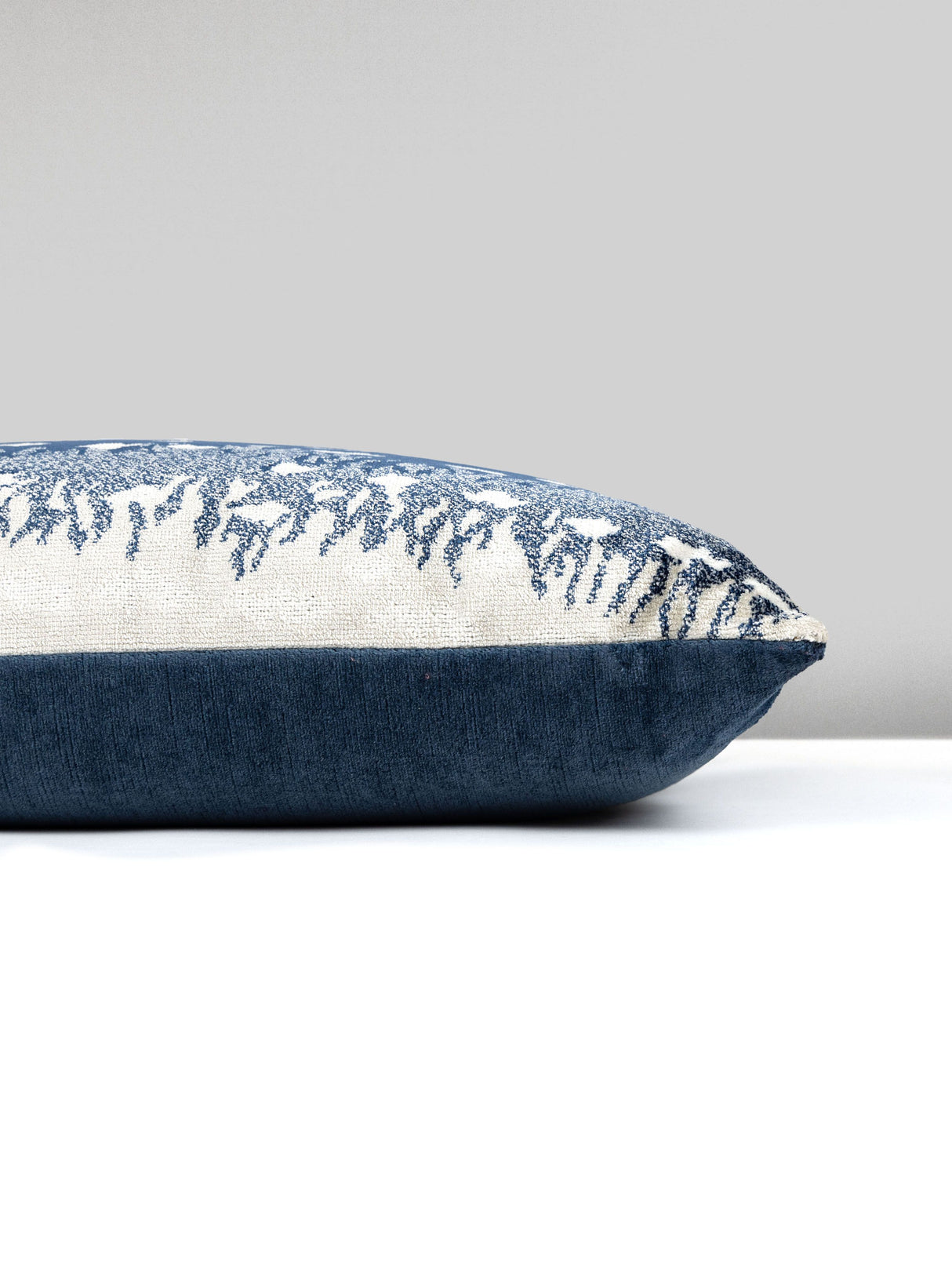 Scalamandre AL 0004TDDKBOHE ANTELOPE / VELVET PILLOW - Pillo