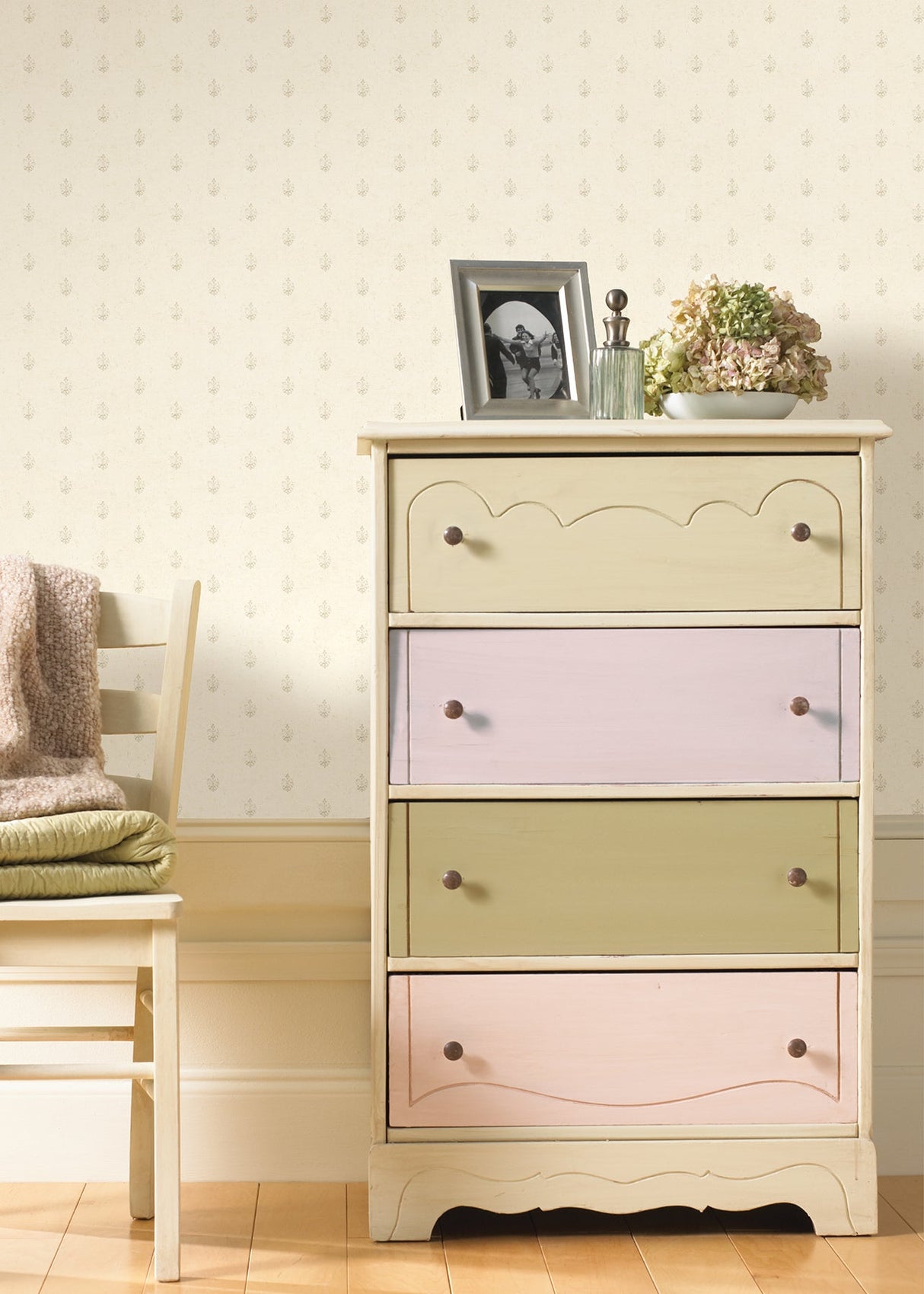 Chesapeake CTR64152 Bristol Linen Medallion Toss Wallpaper