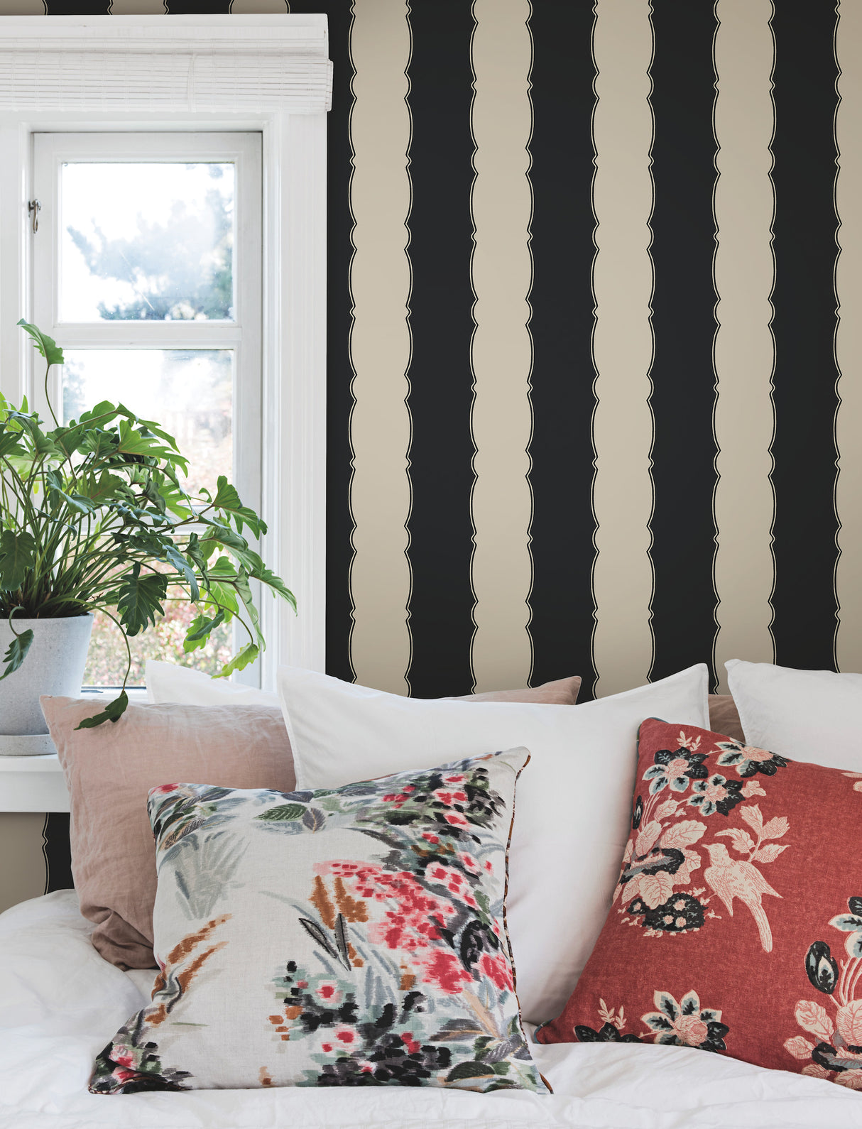 York GR6015 Scalloped Stripe Black Wallpaper