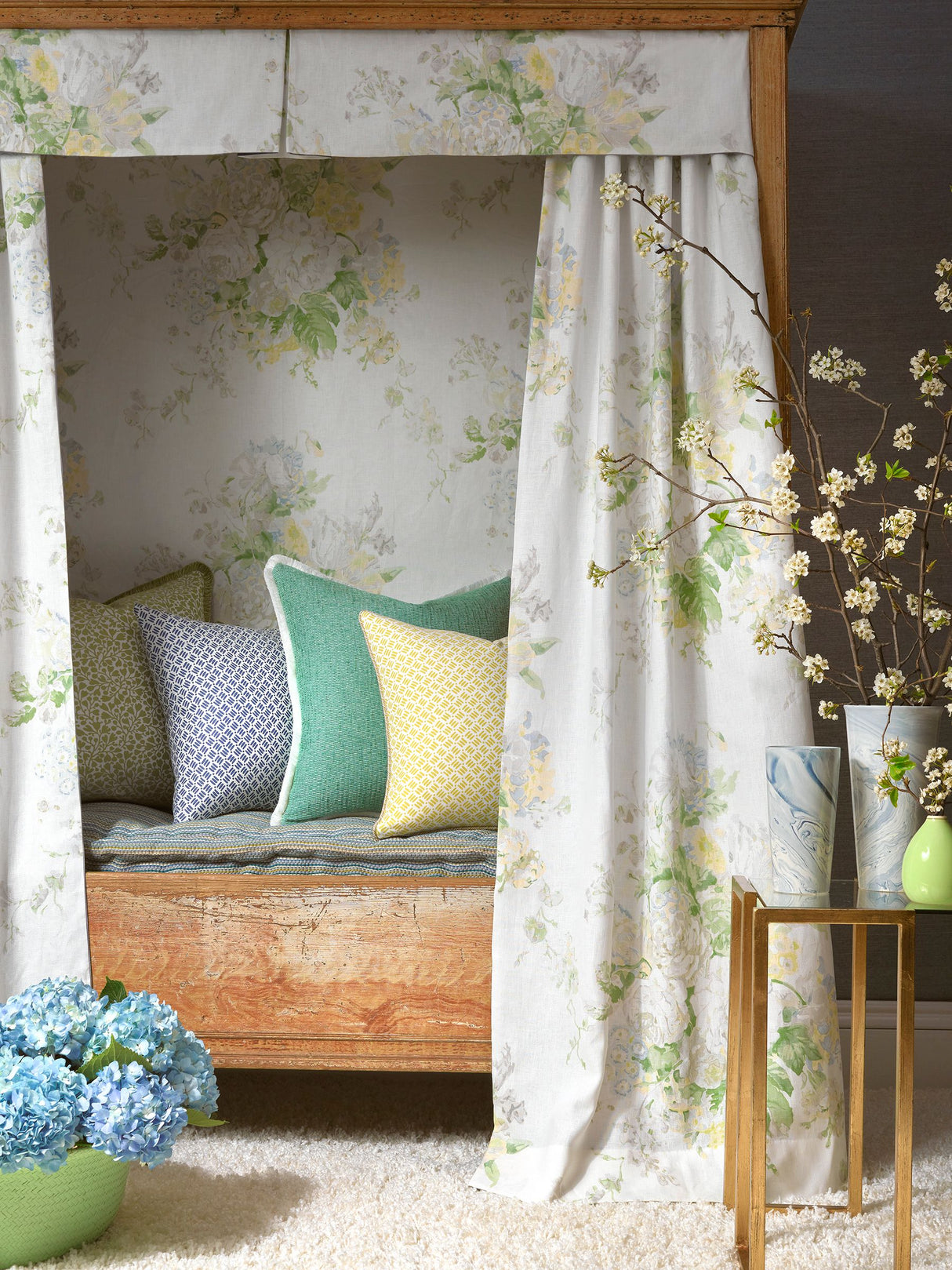 Scalamandre GW 000216621 HILLSIDE SYBILLA BOUQUET Fabric - Eade's Wallpaper