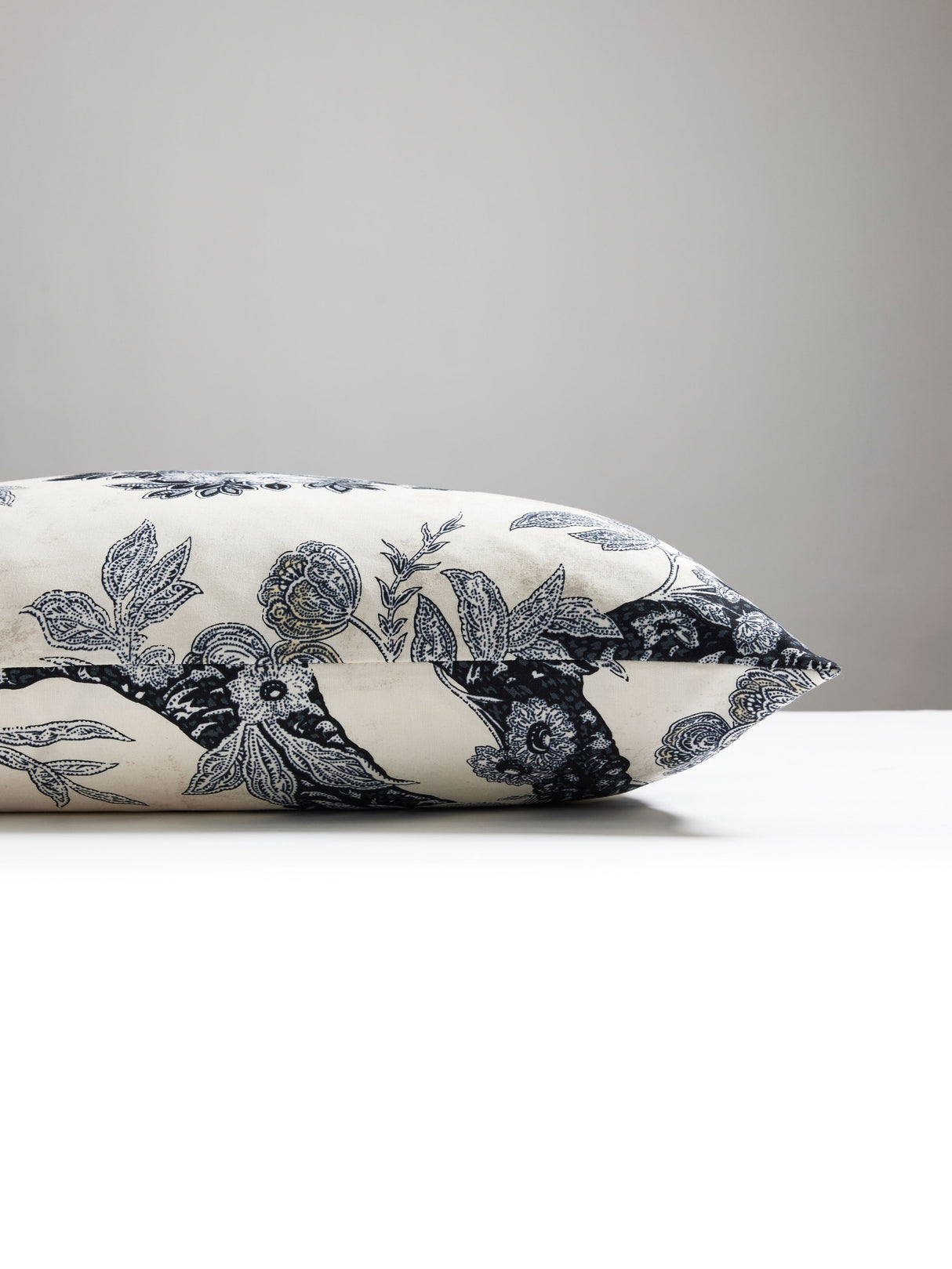 Scalamandre M7 0002SUMMPILL SUMMERHOUSE HILL PILLOW - Pillow