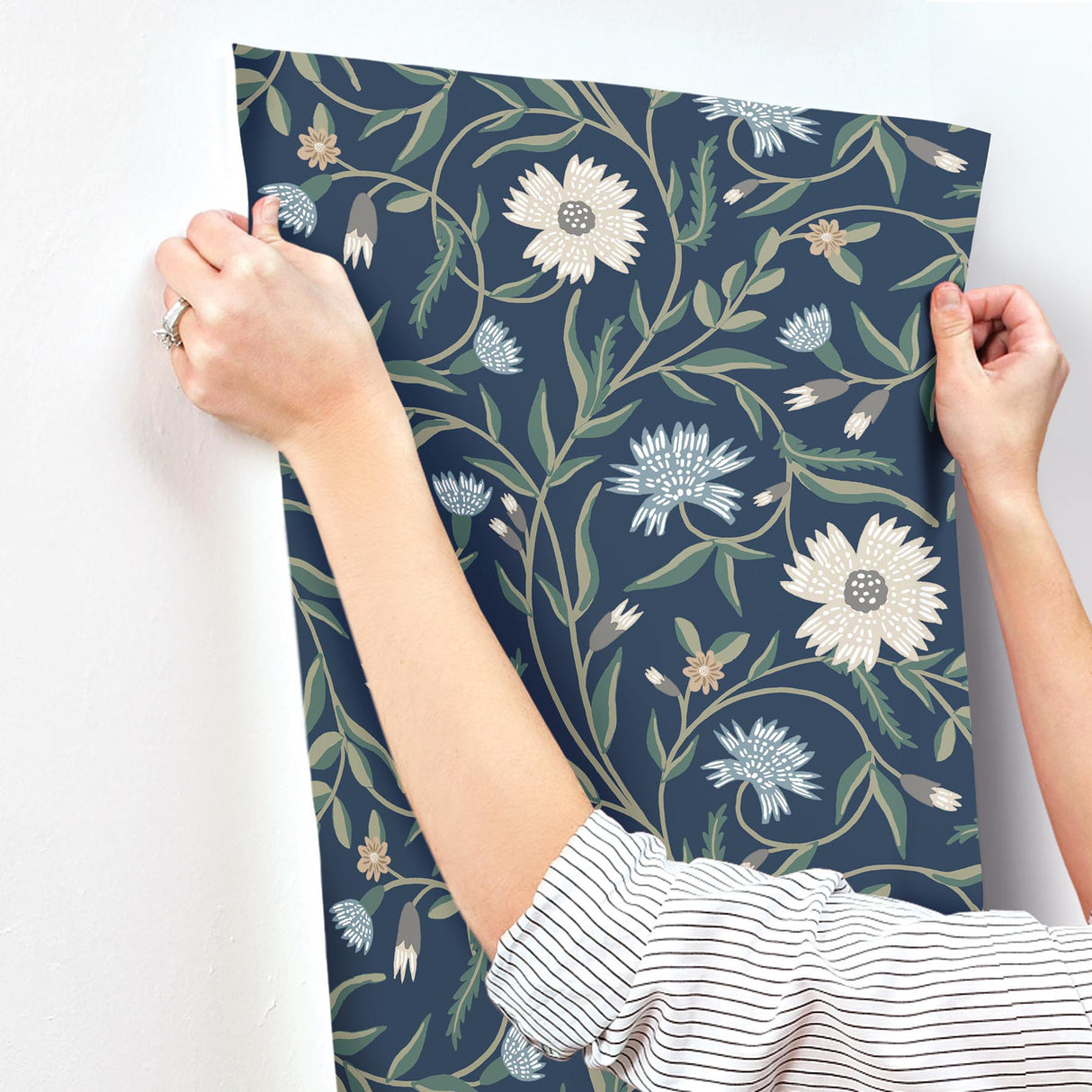Rifle Paper Co. RF7435 Aster Navy Wallpaper
