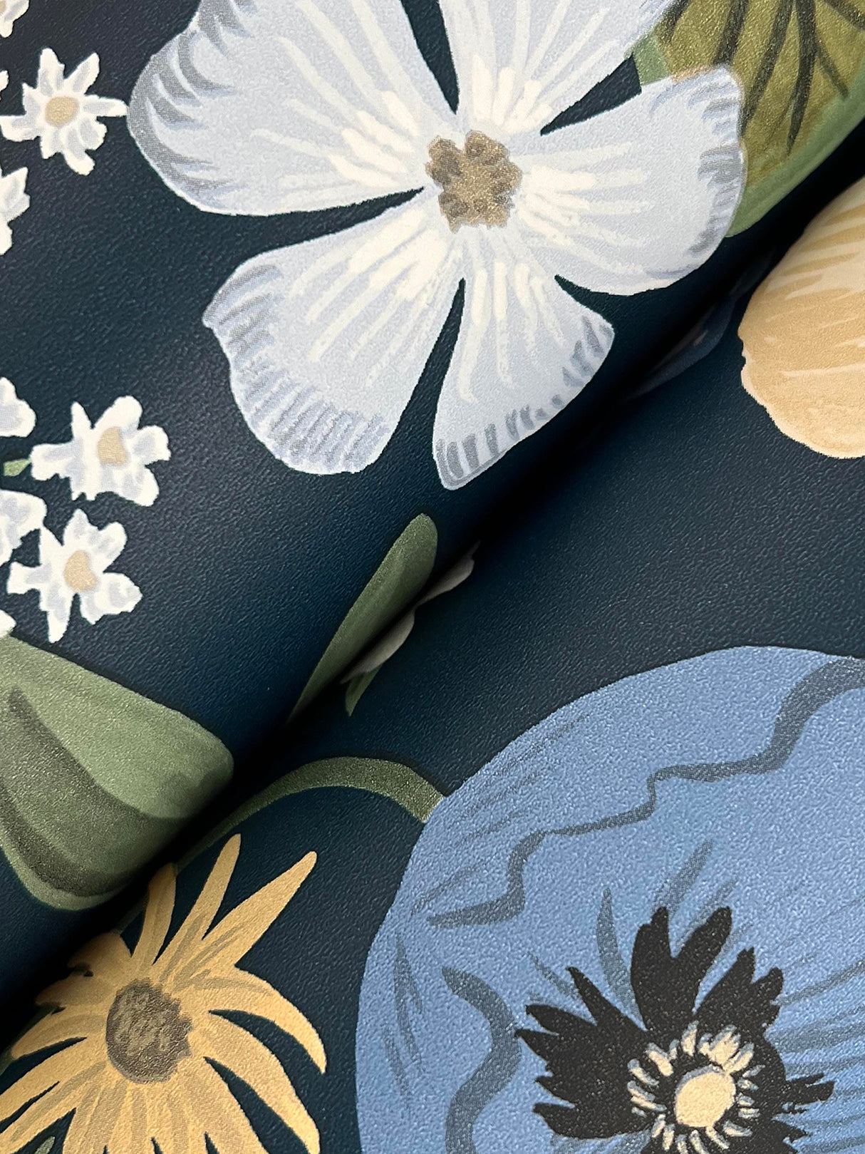 Rifle Paper Co. RF7494 Blossom Navy Wallpaper