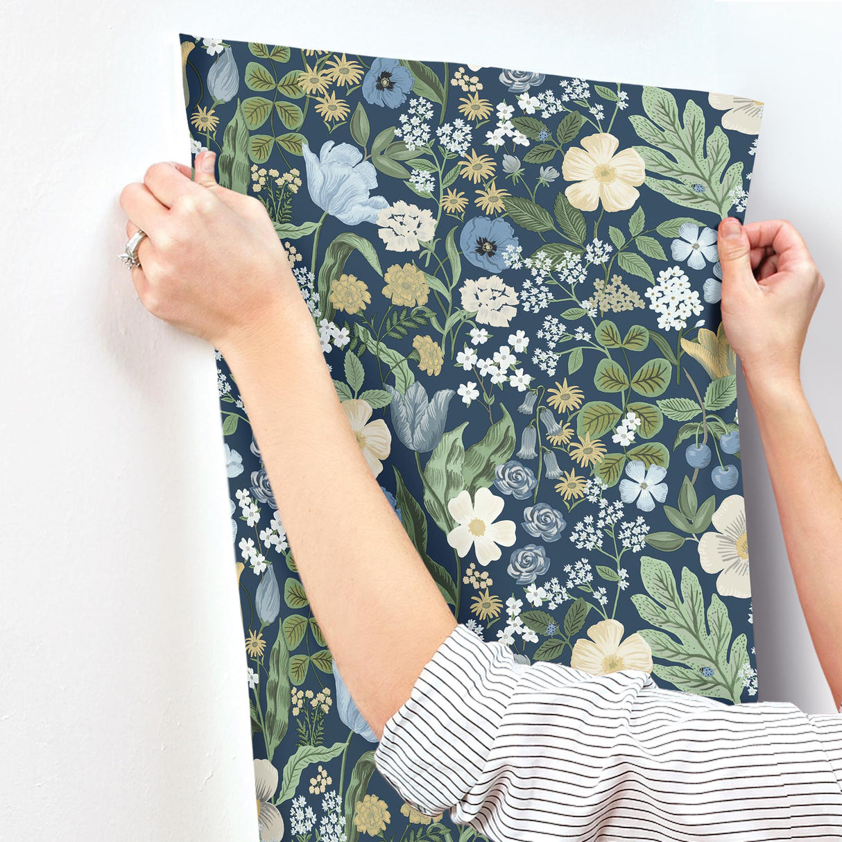 Rifle Paper Co. RF7494 Blossom Navy Wallpaper