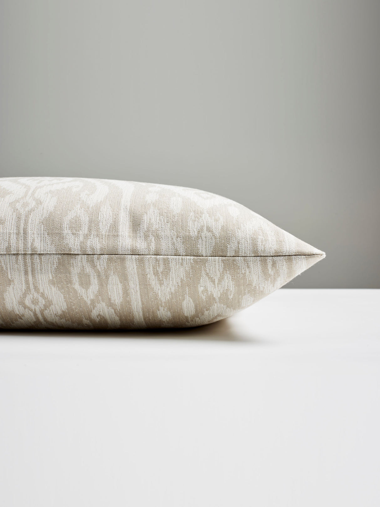 Scalamandre SC 0001BORNPILL BORNEO IKAT OUTDOOR PILLOW - Pil