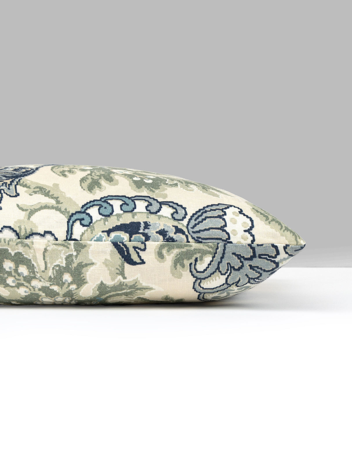 Scalamandre SC 0001SDDK16593 CANTERBURY LINEN PILLOW - Pillo