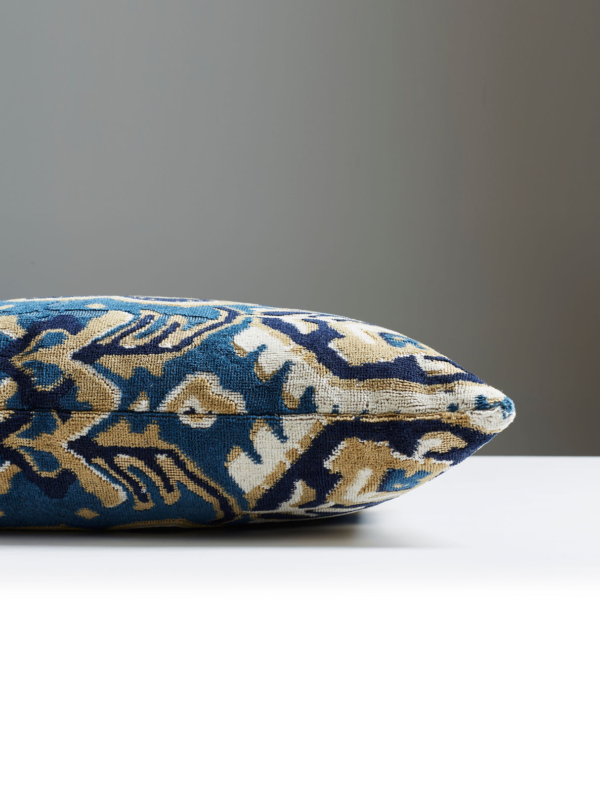 Scalamandre SC 0002OUSHPILL OUSHAK LINEN VELVET PILLOW - Pil