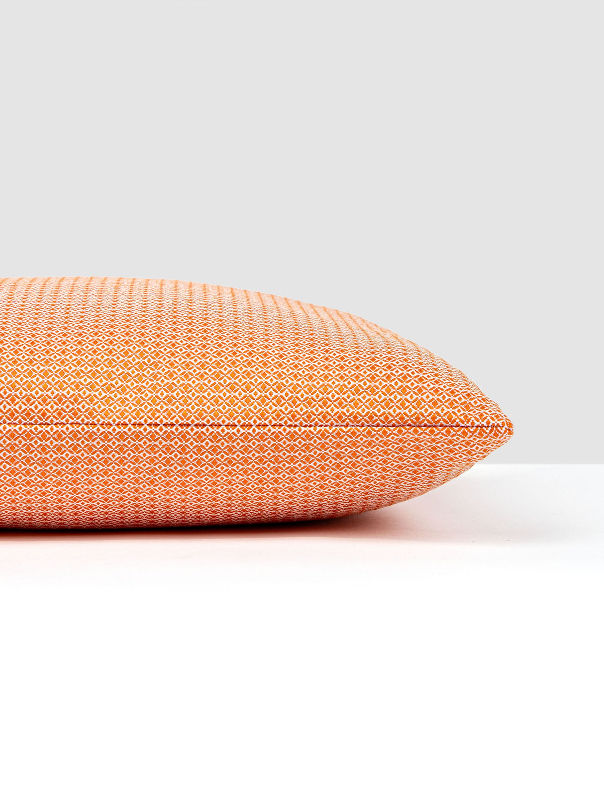 Scalamandre SC 0002SDDK27068 BIRD'S EYE OUTDOOR PILLOW - Pil