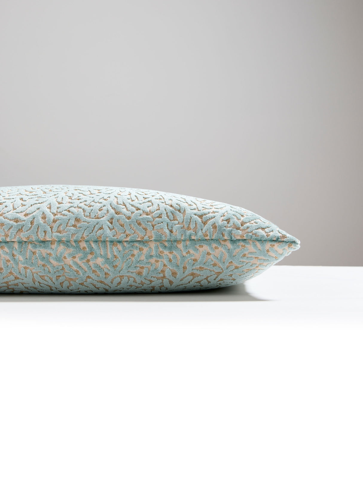 Scalamandre SC 0003LBDK27077 CORALLINA VELVET PILLOW - Pillo