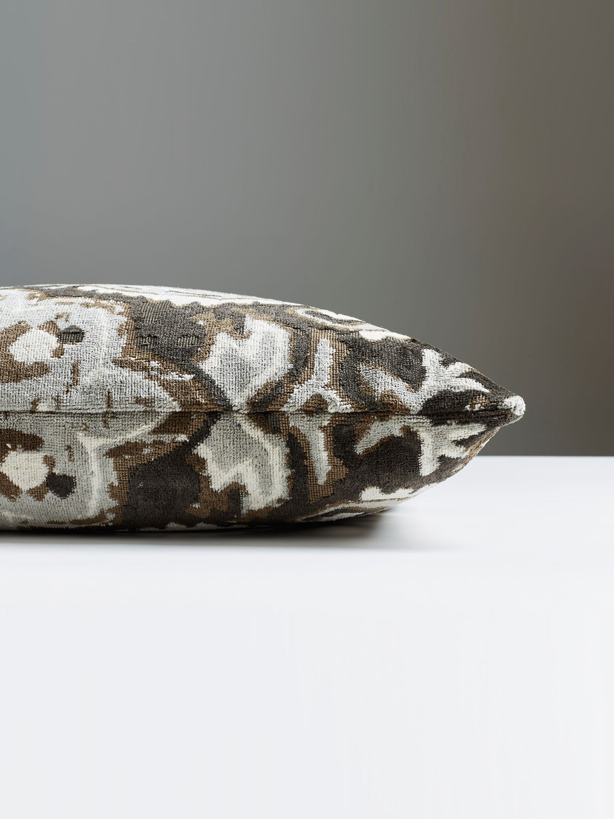 Scalamandre SC 0003OUSHPILL OUSHAK LINEN VELVET PILLOW - Pil