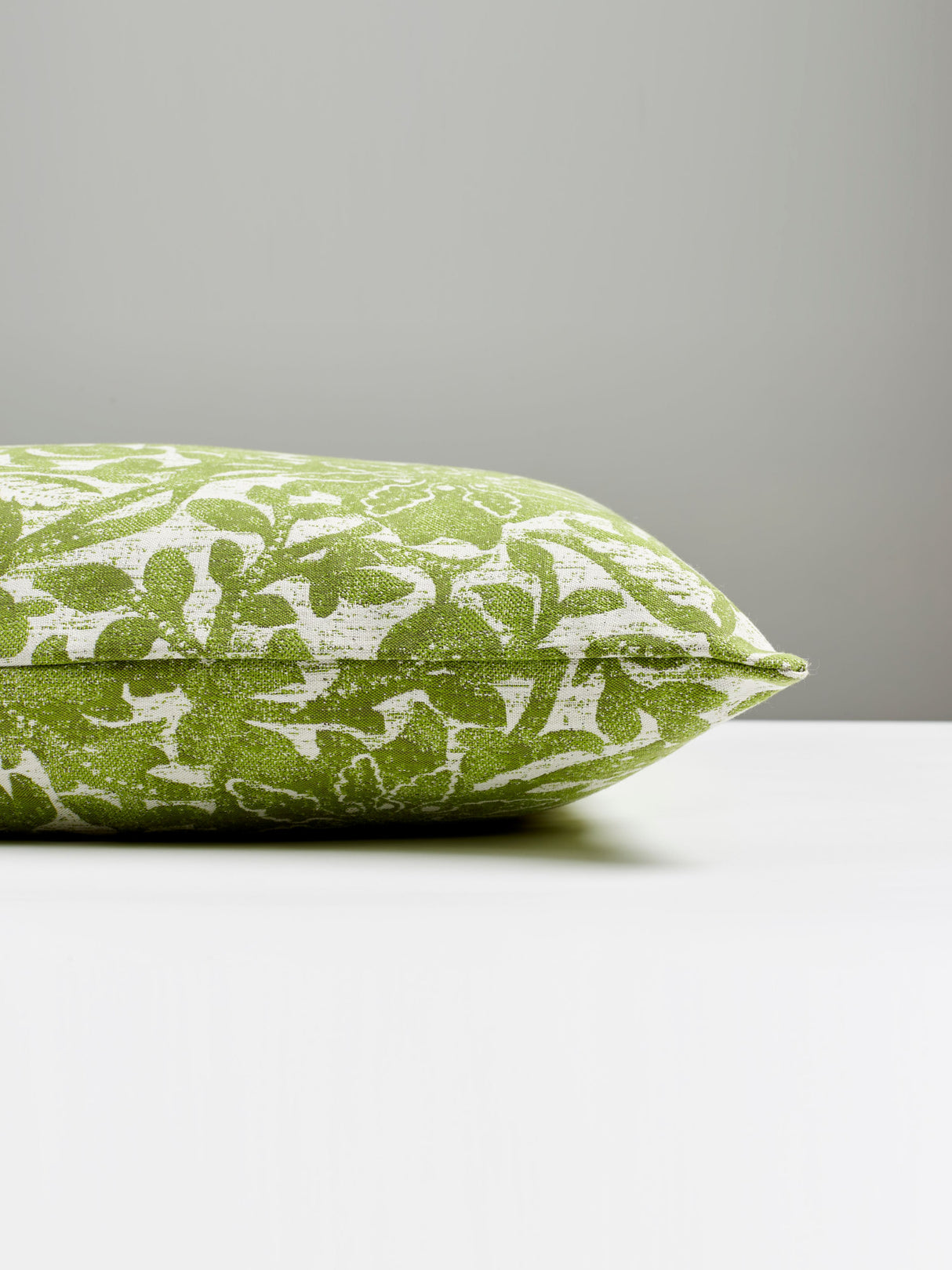 Scalamandre SC 0004BALIPILL BALI FLORAL OUTDOOR PILLOW - Pil