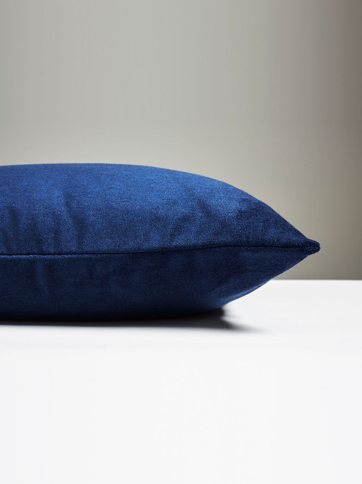 Scalamandre SC 0007BAYPILL BAY VELVET OUTDOOR PILLOW - Pillo
