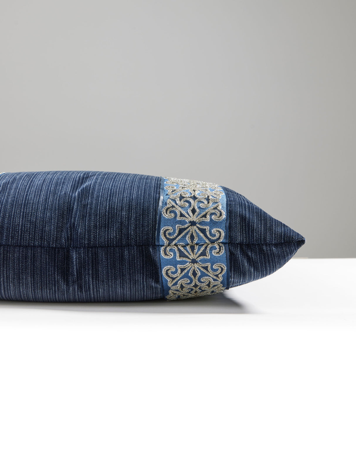 Scalamandre SC 4006SDDTT3337 SAXONY/STRIE VELVET PILLOW - Pi