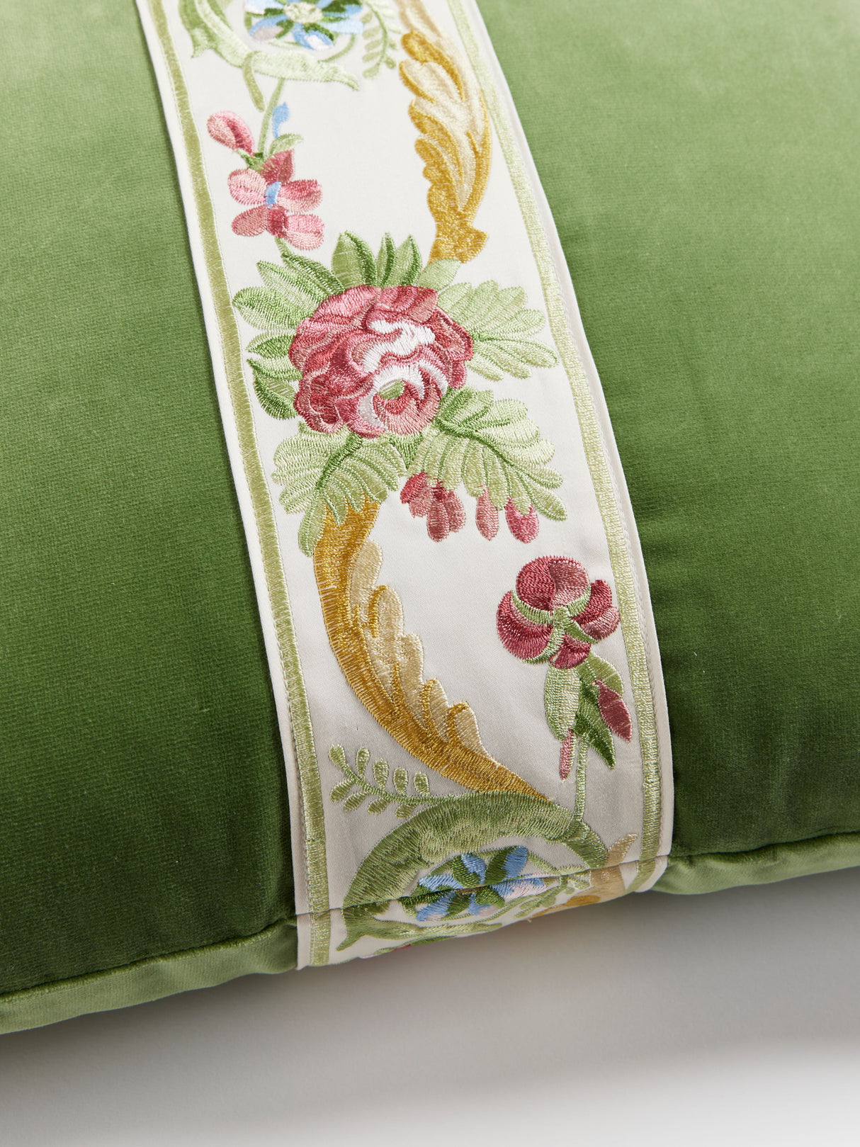 Scalamandre SC 4425SDDTT3342 REINE/LINLEY VELVET PILLOW - Pi
