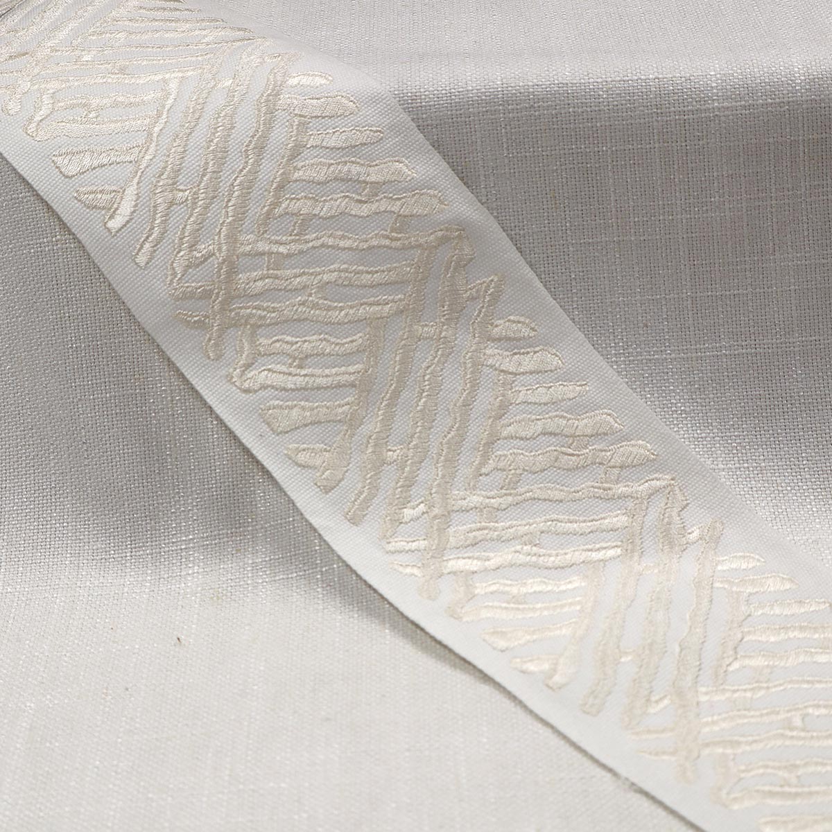 Eade’s TRELLI EMB TAPE PEARL PEARL