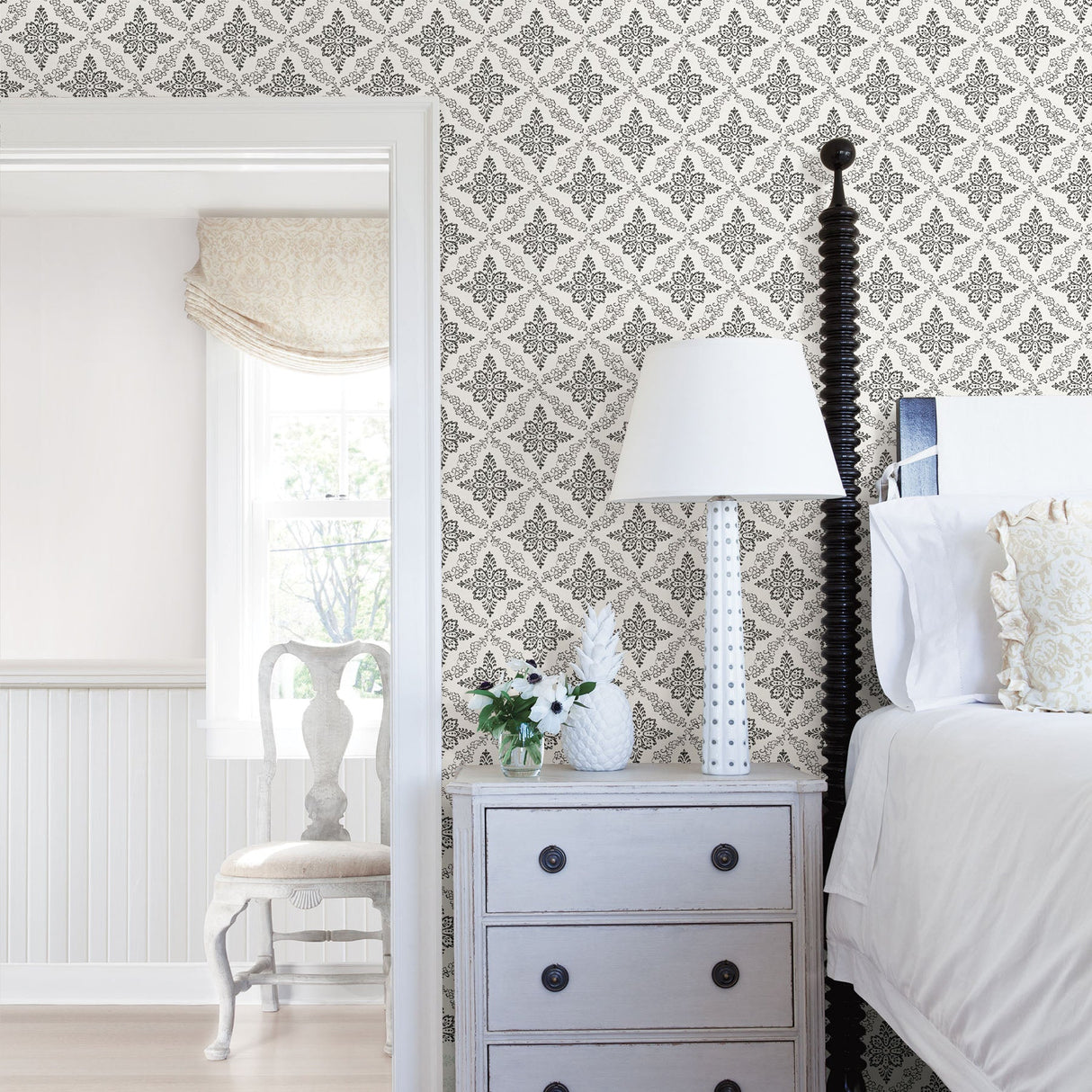 Chesapeake 3119-13534 Wynonna Black Geometric Floral Wallpaper