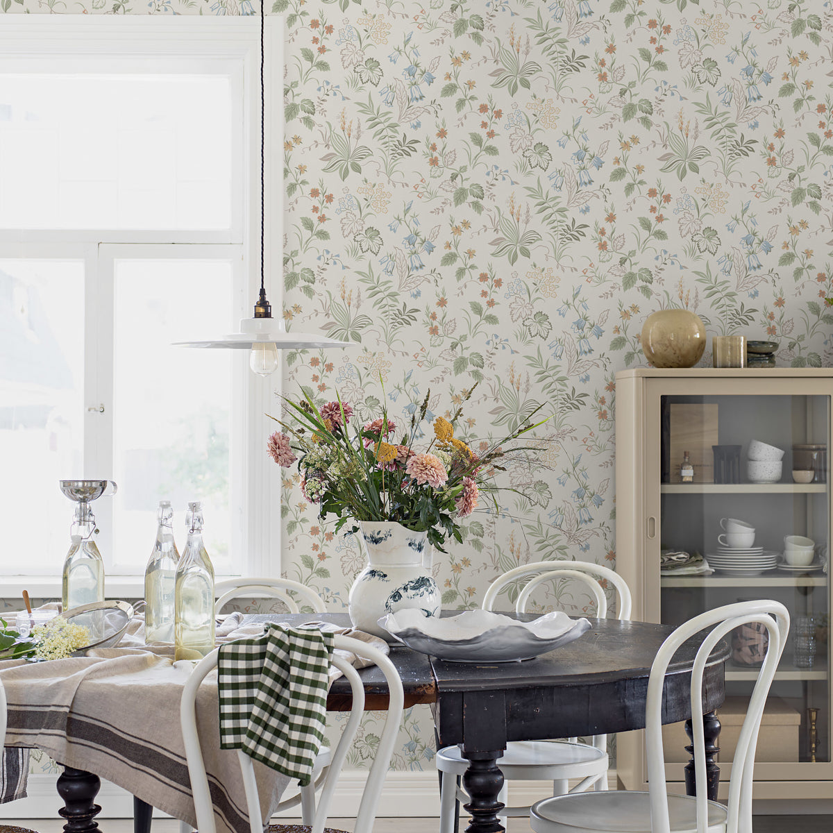 Schumacher 3261 FOLKLORE in IVORY AND MULTI Wallpaper - BORÃ