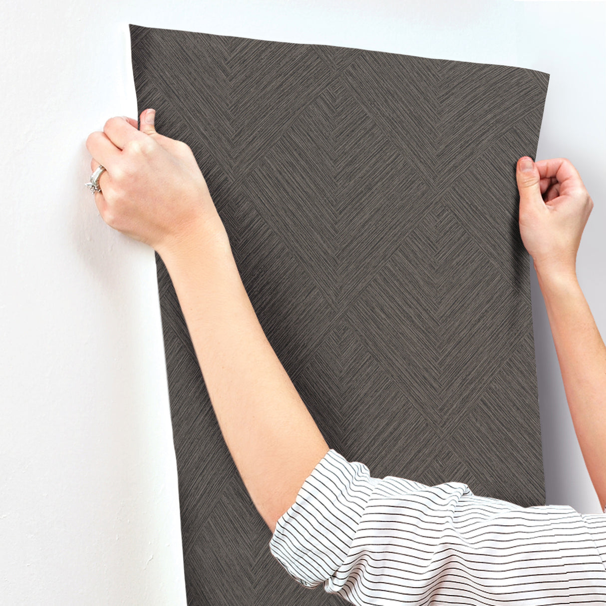 Chesapeake 4191-83046 Hollis Charcoal Textured Diamond Wallp