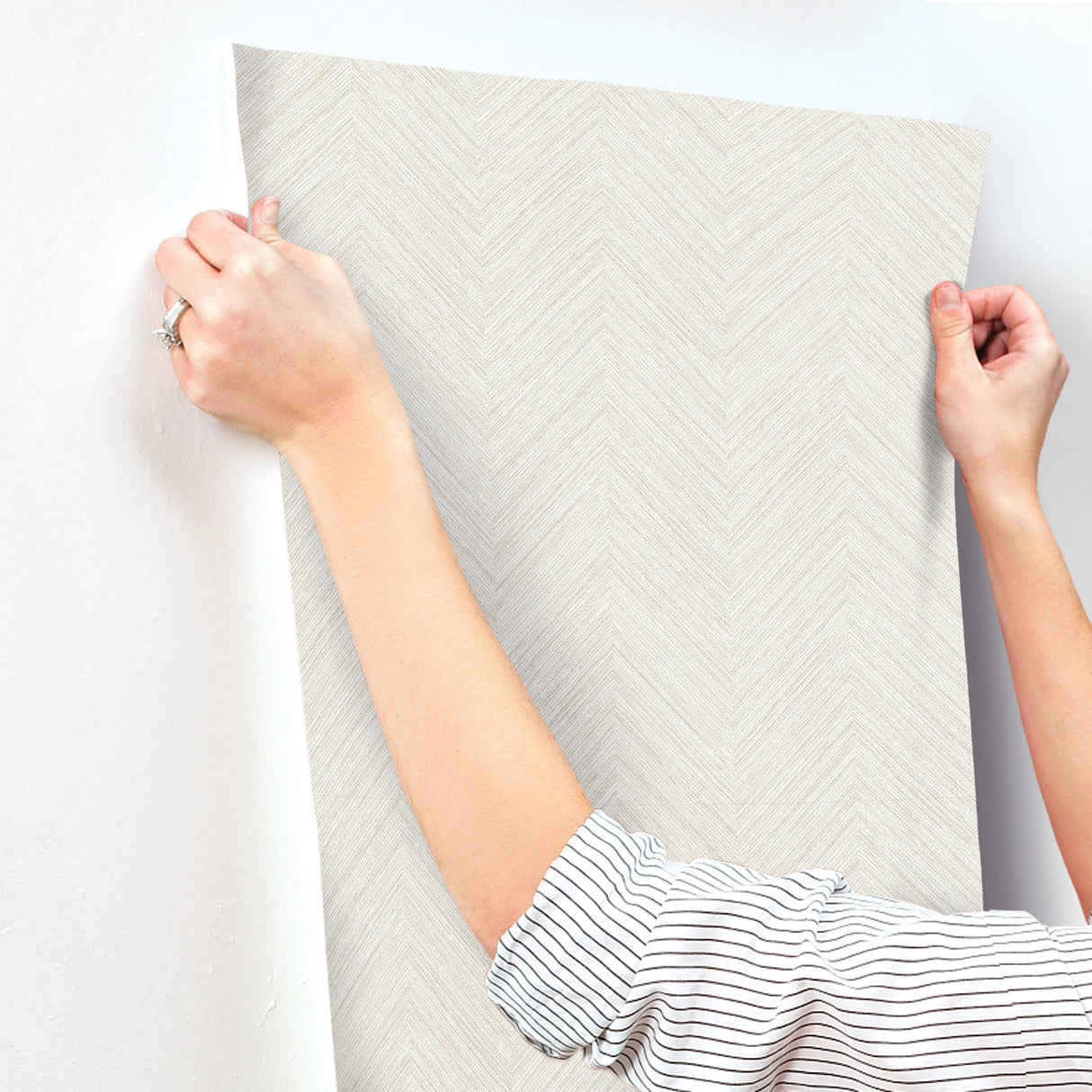Chesapeake 4192-13679 Caladesi Light Grey Linen Chevron Wall