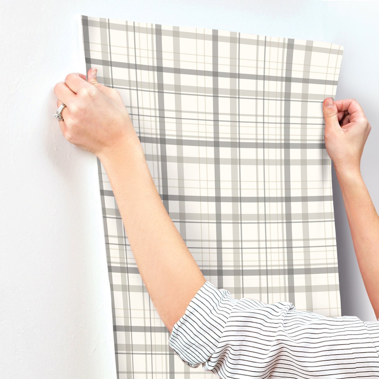 Chesapeake 4192-83409 Burgess Charcoal Plaid Wallpaper
