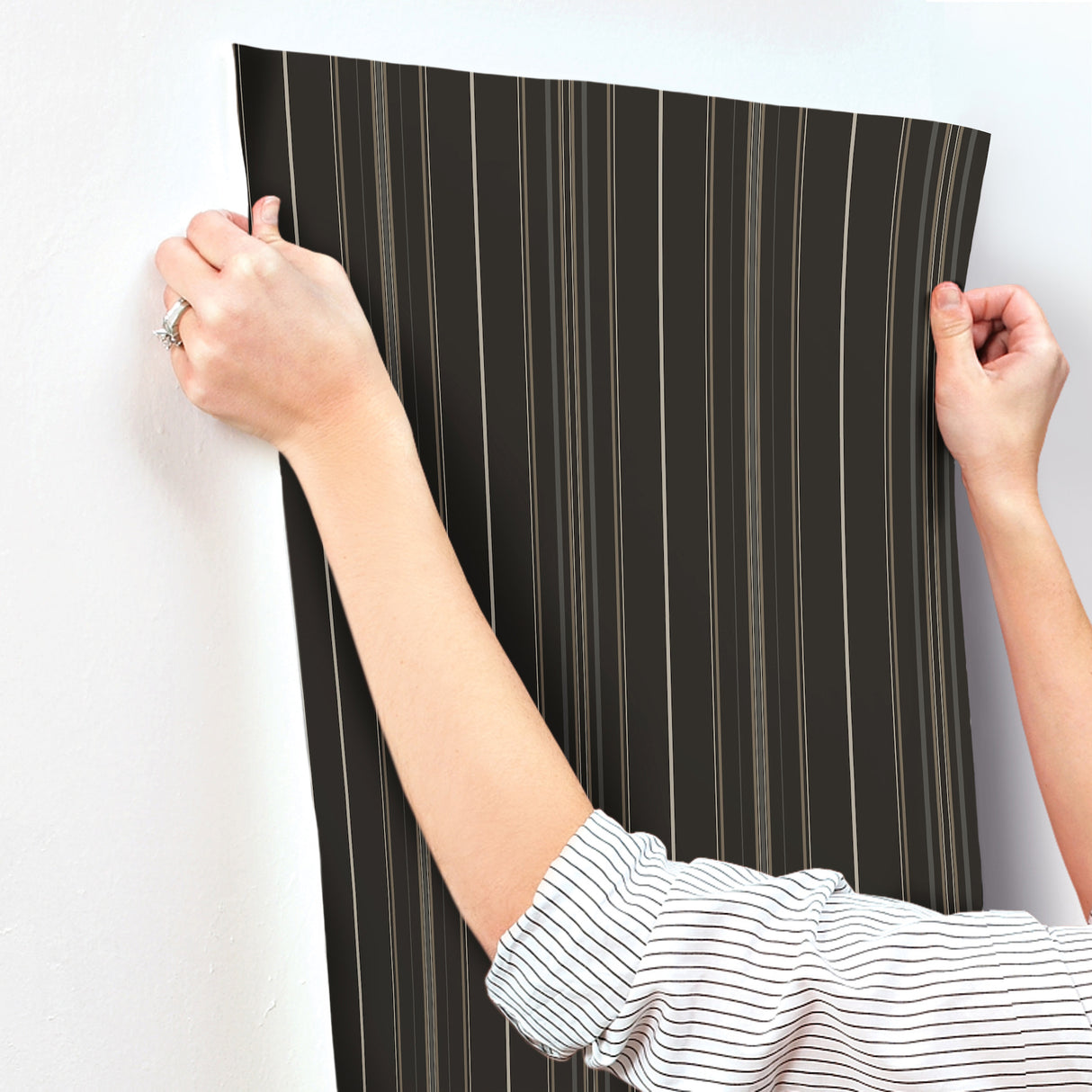 Chesapeake 4192-83453 Lascelle Black Modern Pinstripe Wallpa
