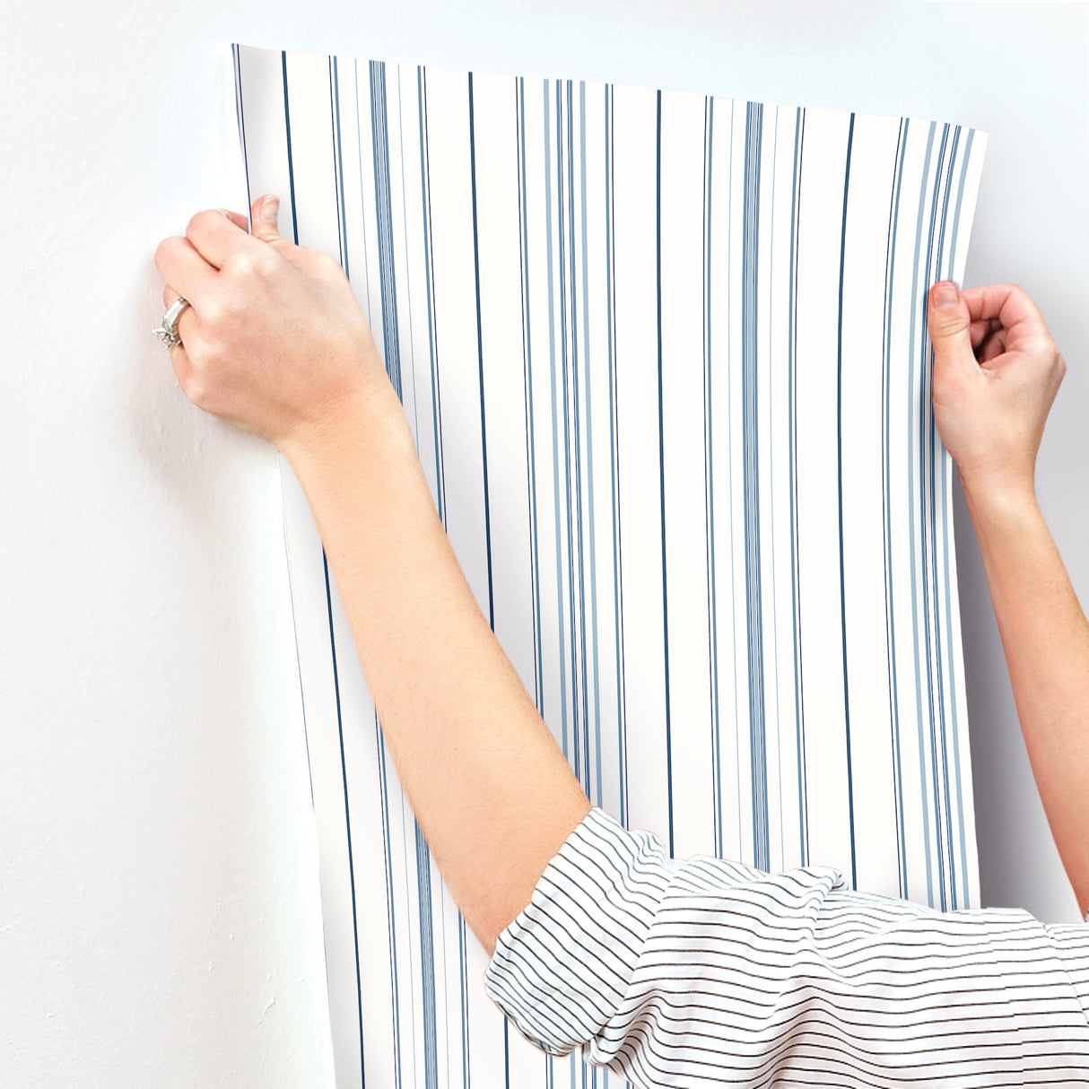 Chesapeake 4192-83454 Lascelle Blue Modern Pinstripe Wallpap