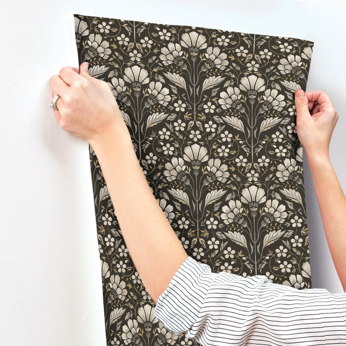 Chesapeake 4199-83703 Edith Black Floral Damask Wallpaper