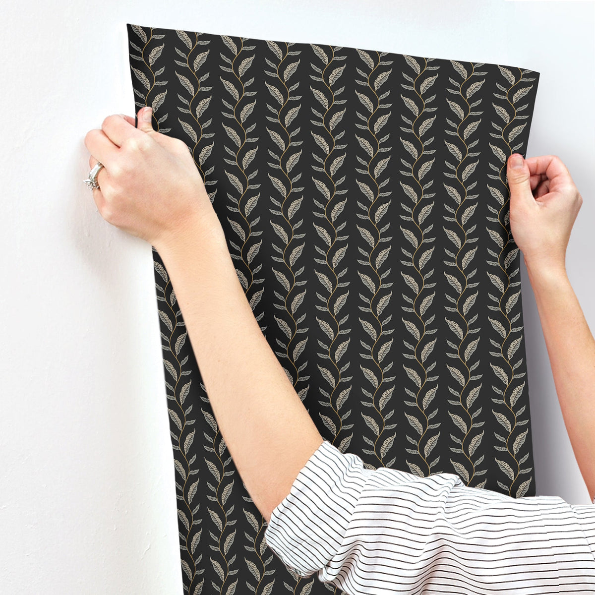 Rifle Paper Co. 4212-84408 Seagrass Black Wallpaper