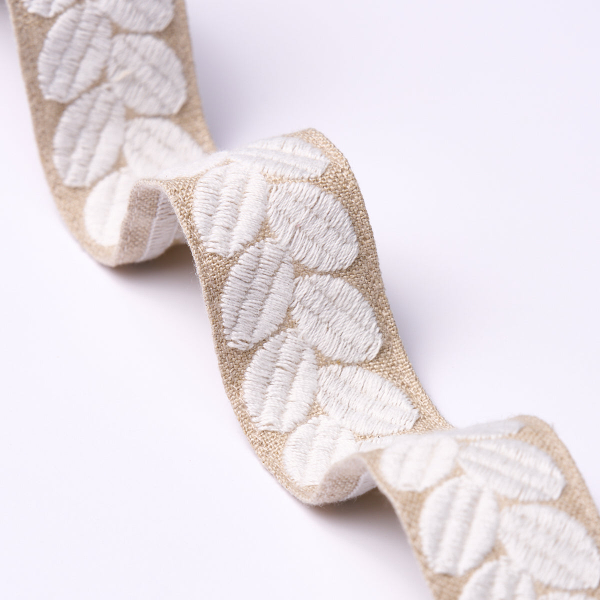 Schumacher 79914 BERKELEY TAPE NARROW in IVORY ON NATURAL Tr