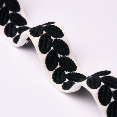 Schumacher 79915 BERKELEY TAPE NARROW in BLACK Trim - PERENN