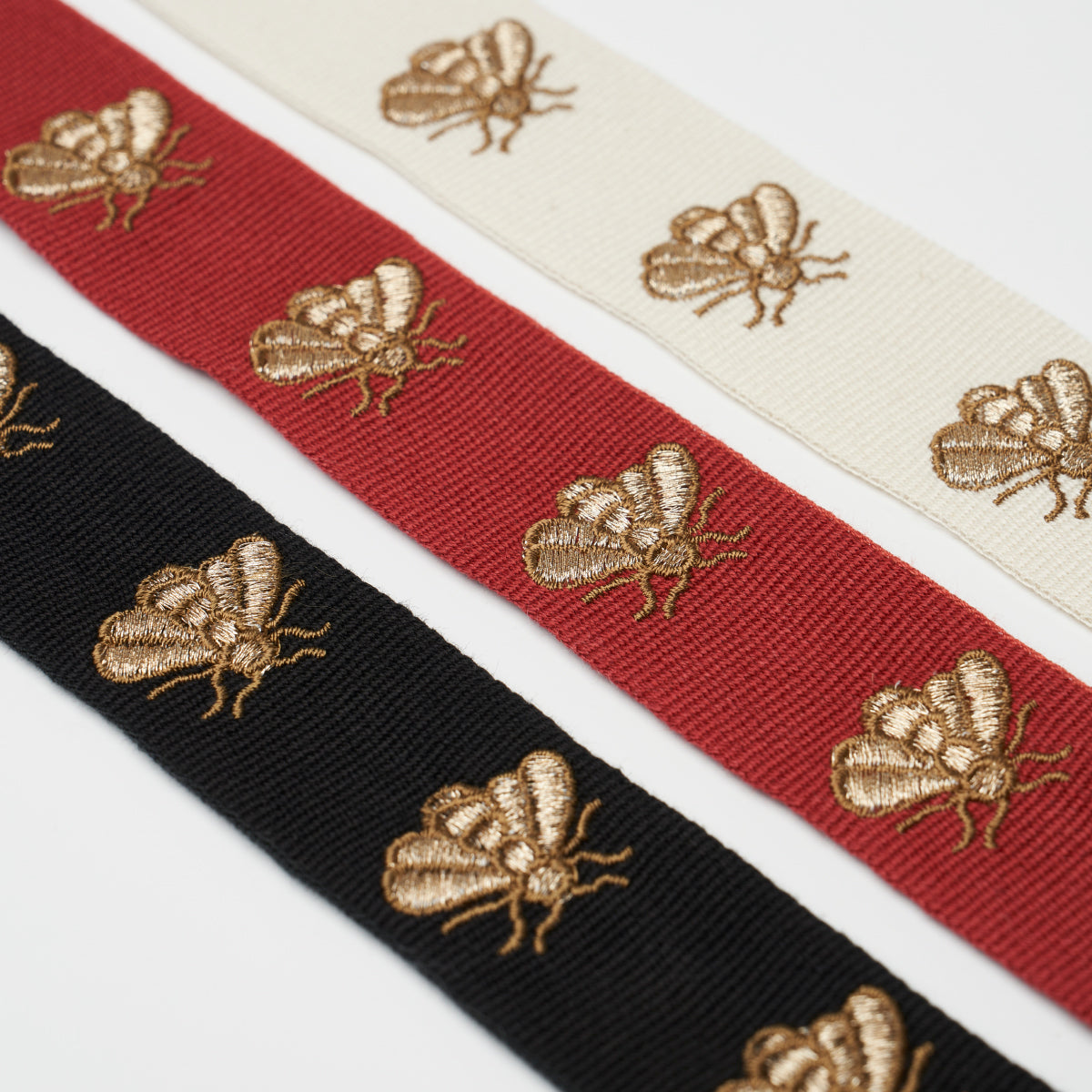 Schumacher 83530 HUBERT'S BEES TAPE in ROUGE & GOLD Trim - L