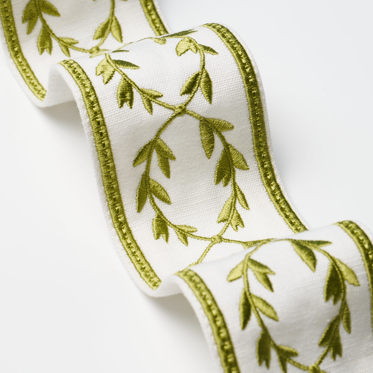 Schumacher 84570 MAISON VINE in LEAF Trim - PALOMA CONTRERAS
