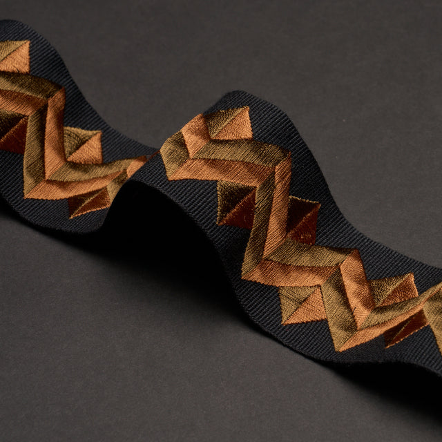 Schumacher 85583 ZIGZAG MODERNE TAPE in GOLDSTONE Trim - RHY