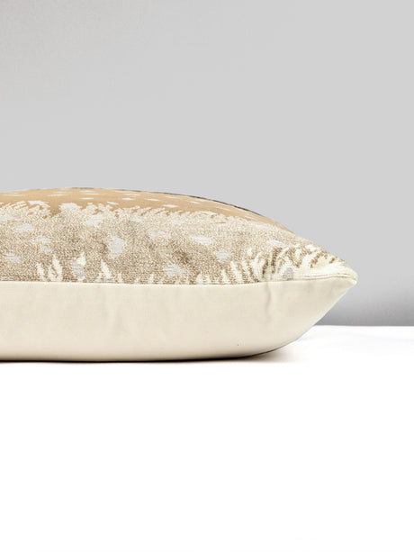 Scalamandre AL 0001TDDKBOHE ANTELOPE / VELVET PILLOW - Pillo