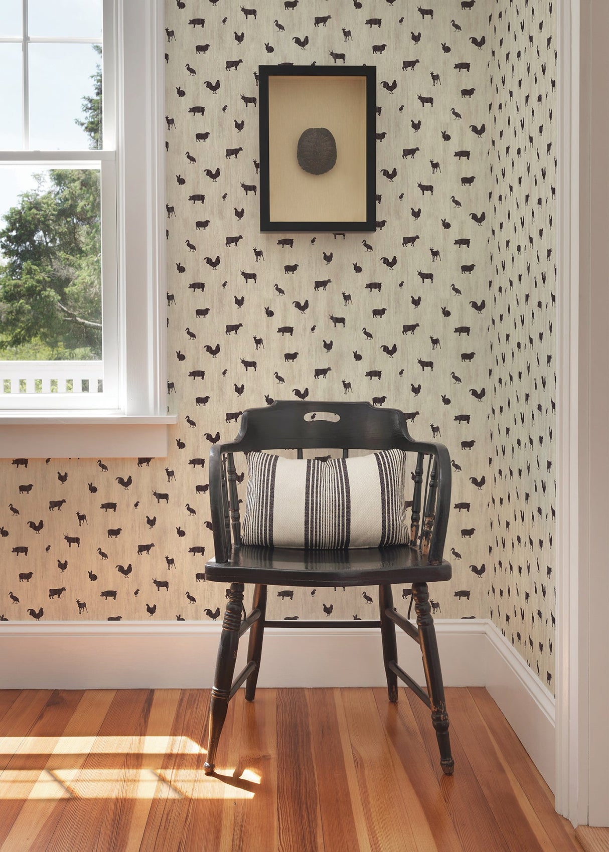 Chesapeake CTR64253 Farnhan Black Animal Toss Wallpaper
