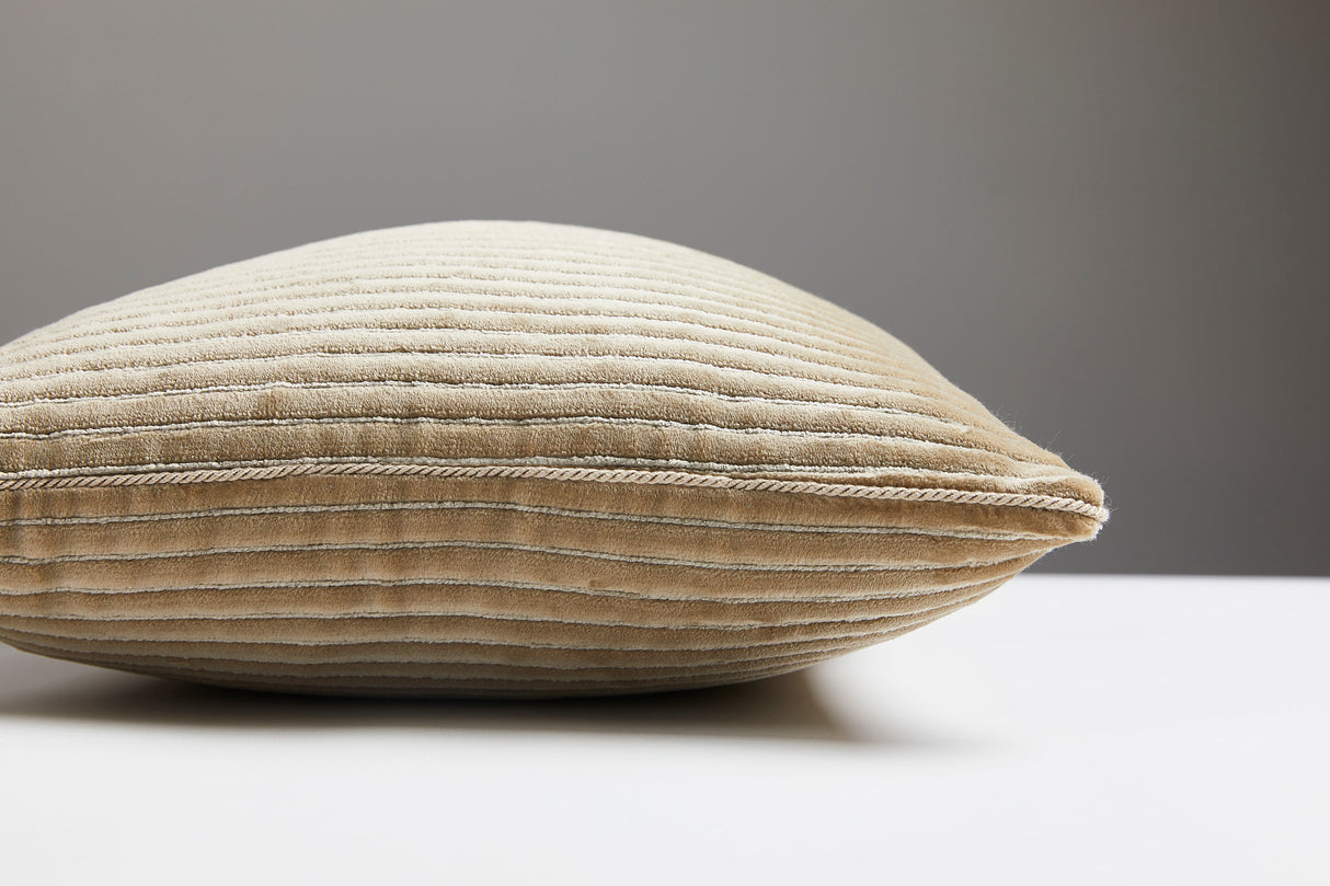 Scalamandre HN 0004LHLGTPILL HIGHLIGHT PILLOW - Pillow Colle