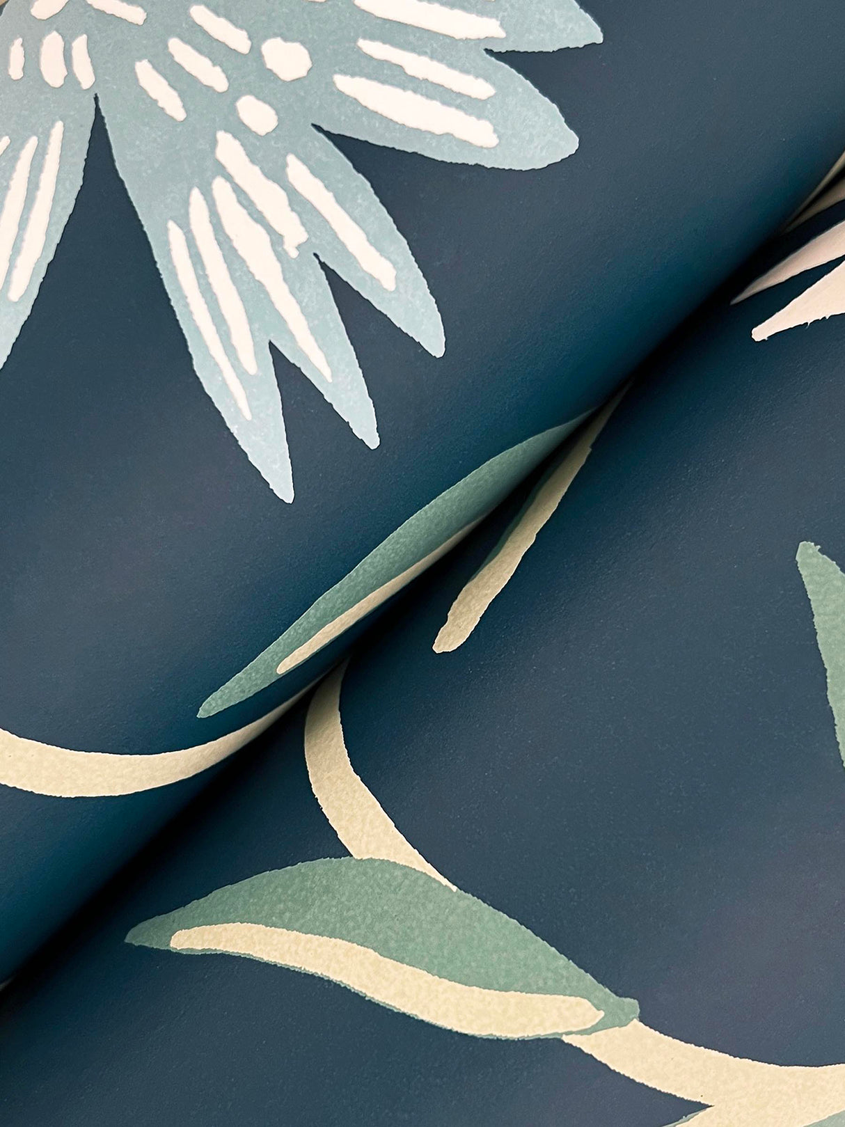 Rifle Paper Co. RF7435 Aster Navy Wallpaper