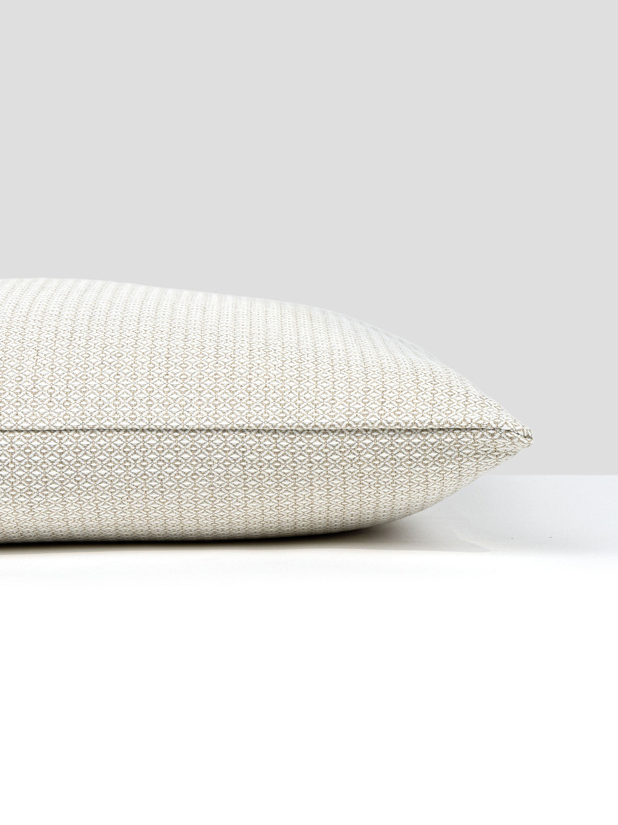 Scalamandre SC 0001SDDK27068 BIRD'S EYE OUTDOOR PILLOW - Pil